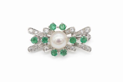 14 kt Gold Smaragd-Diamant-Brosche, WG 585/000, 1 Zuchtperle, D. ca. 7.6 mm, 16 8/8-Diamanten zus. ca. 0.40 ct Weiß/si, 8 rundfacett. Smaragde zus. ...