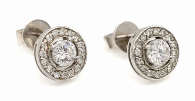 14 kt Gold Brillant-Ohrstecker, WG 585/000,2 Brillanten zus. ca. 1.0 ct Weiß/vs-si, 32 8/8-Diamanten zus. ca. 0.40 ct Weiß/si, ca. 3.9 g, Durchm. ...