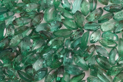 Lot lose Smaragde zus. ca. 33.07 ct, überwiegend Navette-Schliff, nat. Merkmale