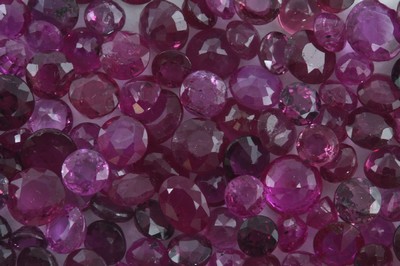 Lot lose Rubine zus. ca. 31.61 ct, rund- und ovalfacett. versch. Farben und Qualitäten