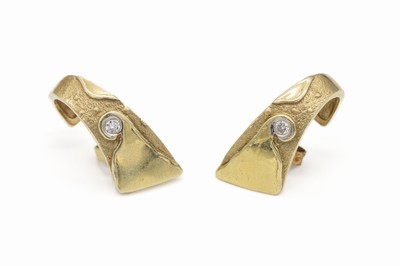 Paar 14 kt Gold Brillant-Ohrstecker, GG 585/000, abstrakte Gestaltung, 2 Brillanten zus. ca. 0.08 ct Weiß/si, eine Brisur 333/000,ca. 5.3 g