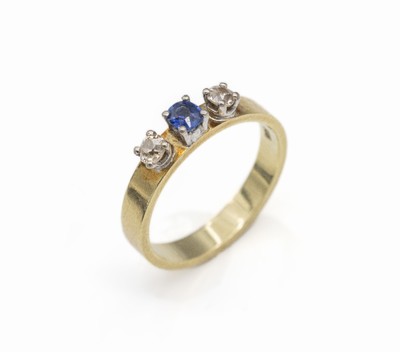 14 kt Gold Diamant-Farbstein-Ring, GG 585/000, mittig ovalfacett. Saphir ca. 0.10 ct, erhaben gefasst, 2 Altschliffdiamanten zus. ca. 0.12 ct ...
