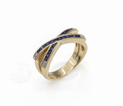 14 kt Gold Saphir-Brillant-Ring, GG 585/000, gekreuzter Ringkopf mit 22 Saphir Carrees und Dreiecke zus. ca. 0.25 ct, 8 Brillanten zus. ca. 0.04 ct ...