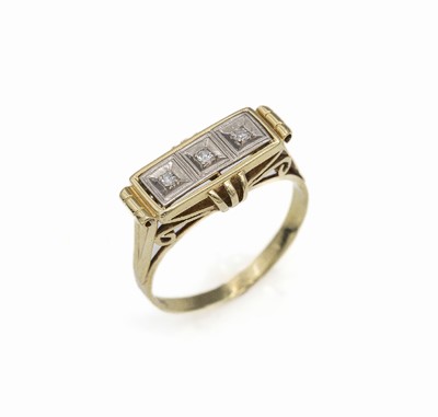 14 kt Gold Diamant-Ring, GG/WG 585/000, um 1950, geometrisch, Ringkopf mit 3 kl. in WG gefassten 8/8-Diamanten, RW 59, ca. 3.6 g
