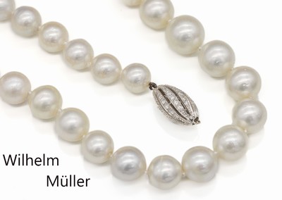 Zuchtperl-Collier mit 18 kt Gold Diamant- Schließe, WG 750/000, 31 Zuchtperlen im Verlauf, D. ca. 11 - 15 mm, ovale Schließe mit40 8/8-Diamanten ...