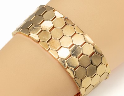 18 kt Gold Armband, GG 750/000, breites Teppicharmband mit hexagonalen Gliedern, B. ca. 2.7 cm, L. ca. 19.5 cm, ca. 75 g, Kastenschloss mit 2 ...
