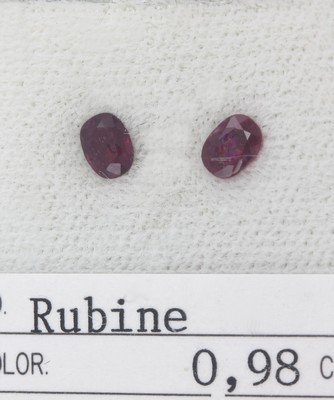 2 ovalfacett. Rubine zus. ca. 0.98 ct, verplombt