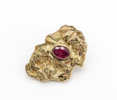 14 kt Gold Designer-Rubin-Anhänger, GG 585/000 Nuggetstruktur, Meistermarke ungedeutet, ovalfacett. Rubin, total ca. 20.4 g, ca. 3 x 2 cm