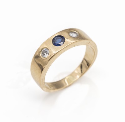 14 kt Gold Brillant-Saphir-Ring, GG 585/000, mittiger Saphir, umgeben von 2 Brillanten zus. ca. 0.20 ct Weiß/si, RW 56, ca. 6.7 g