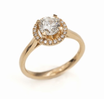 18 kt Gold Brillant-Ring, RoseG 750/000, mittiger Brillant ca. 1.01 ct Feines Weiß/si, umgeben von 20 Brillanten zus. ca. 0.10 ct Feines ...