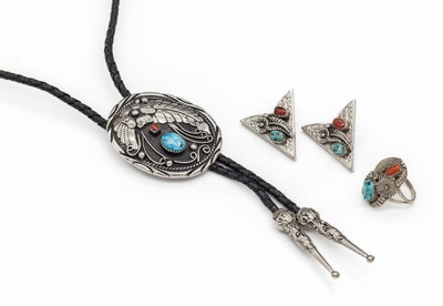Navajo Schmuck-Konvolut, Silber, best. aus:Collier mit Lederband, 1 Paar Kragenverzierungen und 1 Ring, RW 54, jew. mit Türkisen und Koralle, ...