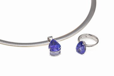 18 kt Gold Tansanit-Schmuckset, WG 750/000,best. aus: Ring mit einem Tansanit im Sternschliff ca. 6.91 ct, RW 56, DeGEB Gutachten, 1x ...