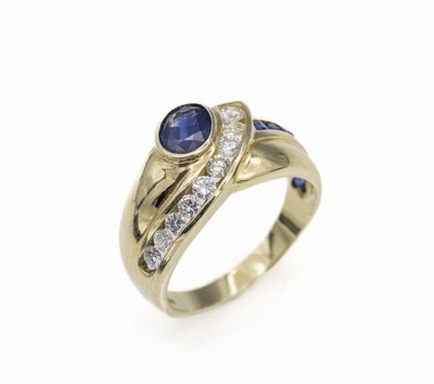 14 kt Gold Saphir-Diamant-Ring, GG 585/000,1 ovalfacett. Saphir und 7 Saphircarrees zus. ca. 1.64 ct, 9 Brillanten zus. ca. 0.55 ct Weiß/vs, RW 60, ...