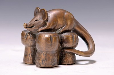 Gernot Rumpf, 1941 Kaiserslautern, Bronzeskulptur, Maus auf Sektkorken sitzend, Monogramm u. Giesserstempel, ca. 7x9 cm