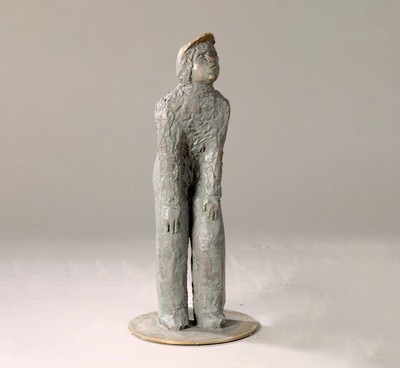 Pieter Sohl, geb. 1933, leicht gebeugt stehender Junge mit Mütze, Bronzeguß, Gießerstempel Schmäke Düsseldorf, H. ca. 93cm, nach Angaben des ...
