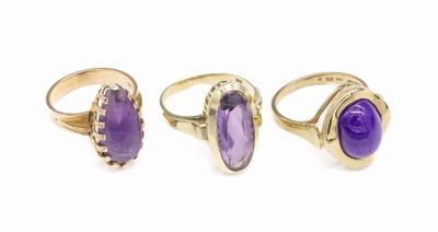 Konvolut 3 Amethyst-Ringe, GG 585/000 und 375/000, best. aus: 1 x 14 kt mit tropfenförmigem Cabochon, RW 56, 1 x 14 kt mitlänglich ovalfacett. ...