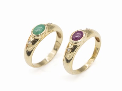 Konvolut 2 14 kt Gold Farbstein-Diamant-Ringe, GG 585/000, 1 x mit Rubin-Cabochon und 2 kl. Diamanten, und 1 x mit Smaragd-Cabochon und 2 kl. ...