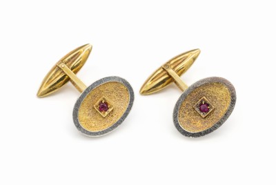 Paar 18 kt Gold Manschettenknöpfe, GG/WG 750/000, ovaler Kopf, konkav, strukt., mittig kl. Rubin, total ca. 8 g