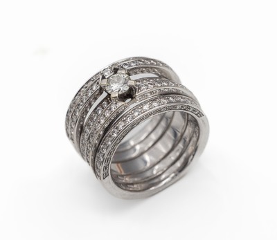 18 kt Gold Brillant-Ring, WG 750/000, 5-rhg., mittig 1 Brillant ca. 0.45 ct l.get. Weiß/si, 138 Brillanten zus. ca. 1.72 ct Weiß/si, RW 59-60, ca. ...