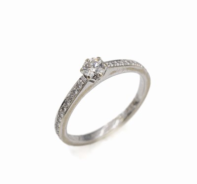 14 kt Gold Brillant-Ring, WG 585/000, mittiger erhaben gefasster Brillant ca. 0.25 ct Weiß/si, Ringschultern mit insg. 22 Brillanten zus. ca. 0.14 ...