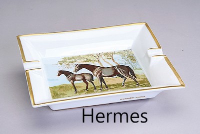 HERMES Aschenbecher, Porzellan, Made in France, Pferde-Motiv: Stute und Fohlen in Landschaft, ca. 19 x 16 x 4.5 cm, Rand goldgehöht, min. berieben