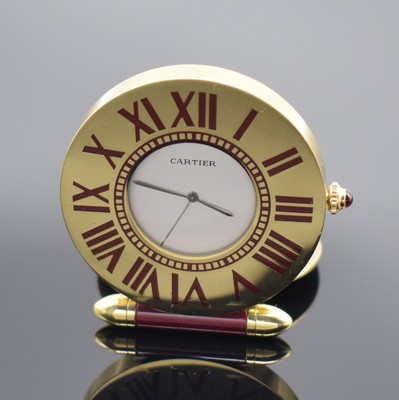CARTIER kleiner Tischwecker, Schweiz um 1990, quarz, verg., ausklappbares Gehäuse, Lünette m. lack. römischen Zahlen, cremefarb. Zifferbl., ...