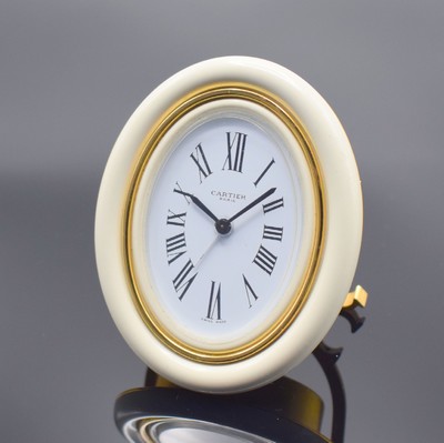 CARTIER Paris Baignoire Tischwecker Referenz 7509, Schweiz um 1980, Handaufzug, verg. Gehäuse z. T. weiß lackiert, weißes Zifferbl. m. röm. ...