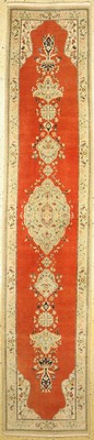 Täbriz Tabatabai, Persien, ca. 50 Jahre, Wolle auf Baumwolle, ca. 393 x 83 cm, EHZ: 2, (Mottenfraß am Rand)