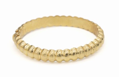 18 kt Gold Armreif, ca. 18.5 g, GG 750/000,ca. 18.5 g, halb massive Verarbeitung, Kastenschloß mit 2 Sicherheitsachten, D. ca. 5.7 cm