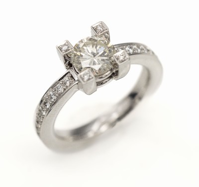 14 kt Gold Brillant-Ring, WG 585/000, mittig Brillant 1.13 ct Getöntes Weiß(L)/vvs2,22 weitere Brillanten zus. ca. 0.40 ct Weiß/si, RW 55, ca. ...