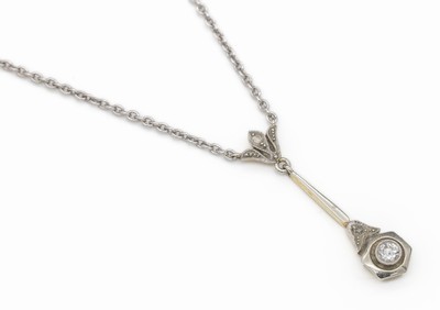 Jugendstilcollier mit Diamant, GG 585/000 und Platin, um 1900, Altschliff-Diamant ca. 0.10 ct Weiß/si, kl. Diamantrose, an Silberkette (sek.), L. ...