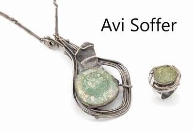Silber Designerschmuckset, Designer AVI SOFFER, 925er Silber, sign., grüne Glaseinlage, ausgefallenes Design, best. aus: Collier, L. ca. 50 cm, und ...