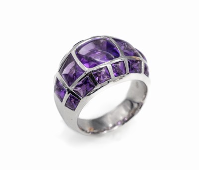 18 kt Gold Amethyst-Ring, WG 750/000, 17 Amethyst-Cabochons in versch. Größen zus. ca. 15.00 ct, Mittelstein im Buff-Top-Schliff, RW 57, ca. 19.1 g