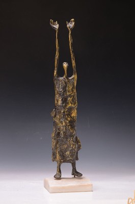 Zeitgenössischer Künstler, Figur mit nach oben gestreckten Armen, Bronze, Marmorsockel, darauf seitlich signiert, Gesamth. ca. 49cm
