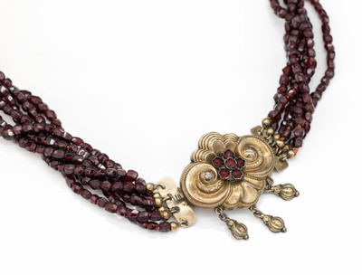 6-reihiges Collier aus Granaten, um 1870/80, Schließe Schaumgold/Silber mit rundfacett. Granaten und 3 bewegl. Abhängungen, Schließe sollte ...