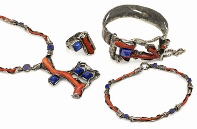 Designerschmuckset, 835er Silber, mit Korallen- und Lapislazulieinlagen, bez. Handarbeit, best. aus: Collier, Armband, Armreif, und Ring, Collierl. ...