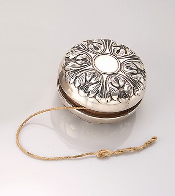 Silber JoJo, Hülle 925er Silber, USA um 1930, Hülle mit Akanthusblatt-Dekor, Korpus aus Stahl, freie Monogrammfelder, D. ca. 6 cm,funktionsfähig
