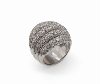 18 kt Gold Brillant-Ring, WG 750/000, 5-rhg. bes. mit 112 Brillanten zus. ca. 2.10 ct Weiß/p1, RW 53, ca. 16.9 g