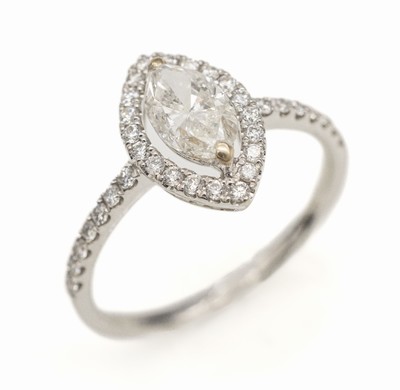 18 kt Gold Diamant-Ring, WG 750/000, mittigDiamant-Navette ca. 1.0 ct l.get.Weiß/p1, Rahmen und Ringschultern mit Brillanten zus. ca. 0.32 ct ...