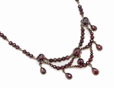 Jugendstil Granat-Collier, Böhmen um 1900, Tombak, Mittelteil 3-reihig mit bewegl. Ab- hängungen, Schließe sek., reizvoll, L. ca. 40 cm