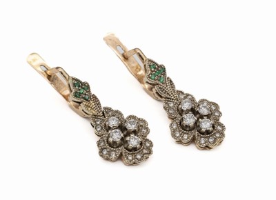 Paar 14 kt Gold Smaragd-Diamant-Ohrgehänge, RoseG/WG 585/000, Brillanten und Diamanten zus. ca. 1.0 ct Weiß/si, Smaragde zus. ca. 0.10 ct, ca. ...