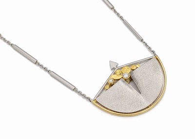 Platin und 21.6 kt Gold Brillant-Collier, Pt und GG 900/000 z.T. strukt., ausgefallenes Design bes. mit 2 Brillanten zus. 0.12 ct feines ...