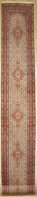 Mud fein, Persien, ca. 40 Jahre, Korkwolle mit Seide, ca. 575 x 80 cm, EHZ: 1-2