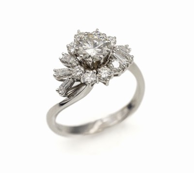 18 kt Gold Diamant-Ring, WG 750/000, 1 Brillant ca. 0.90 ct l.get.Weiß/si2, 6 Diamant-Trapeze zus. ca. 0.35 ct, 8 Brillantenzus. ca. 0.40 ct ...