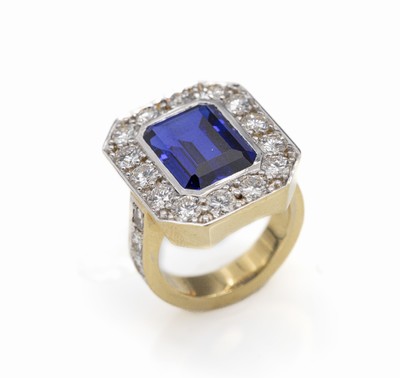 18 kt Gold Brillant-Saphir-Ring, GG/WG 750/000, mittig facett. synth. Saphir im Emerald-Cut ca. 9.50 ct, umgeben von 20 Brillanten zus. ca. 3.50 ct ...