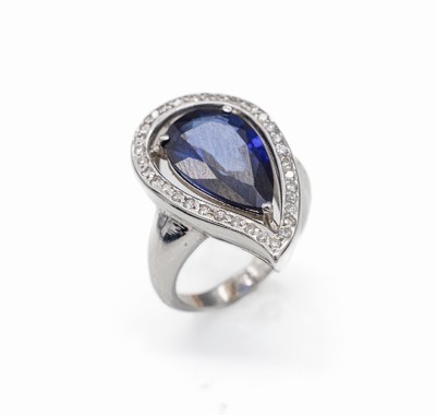 18 kt Gold Brillant-Saphir-Ring, WG 750/000, tropfenförm., wohl synth. Saphir ca. 7.00 ct, 34 Brillanten zus. ca. 0.34 ct Weiß-l.get.Weiß/si-p, ...