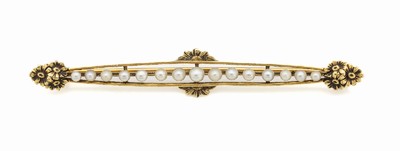18 kt Gold Perl-Stabbrosche, Frankreich um 1920, GG 750/000, Blütenverzierung, schlichte Form, 15 Perlchen im Verlauf, L. ca. 7.5 cm