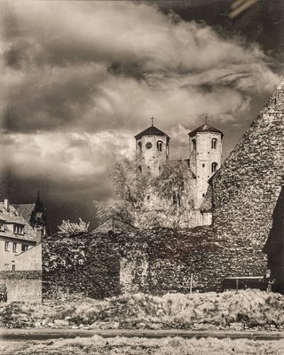 Heinrich Heidersberger, 1905 - 2006 Vintage Silbergelatine-Abzug aus der Zeit um 1950, "St. Martini Kirche in Braunschweig" rückseitig mit ...