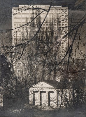 Heinrich Heidersberger, 1905 - 2006 Brom-Silbergelatine-Abzug, Torhäuschen mit Braunschweiger Hochhaus im Hintergrund, rückseitig mit ...