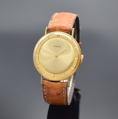RADO Armbanduhr, Handaufzug, Schweiz um 1965, verg. Geh., Edelstahlboden aufgedr., gold. Zifferbl. altersbed. fein pat., Index- Innenlünette, Anz. ...